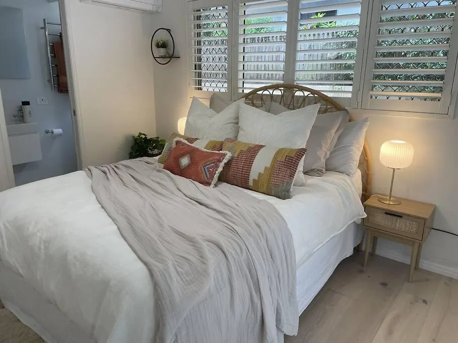 Ocean View Apartment! 300M To Beach. Pet Friendly. Alexandra Headland