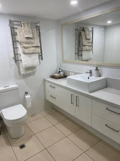 Ocean View Apartment! 300M To Beach. Pet Friendly. Alexandra Headland