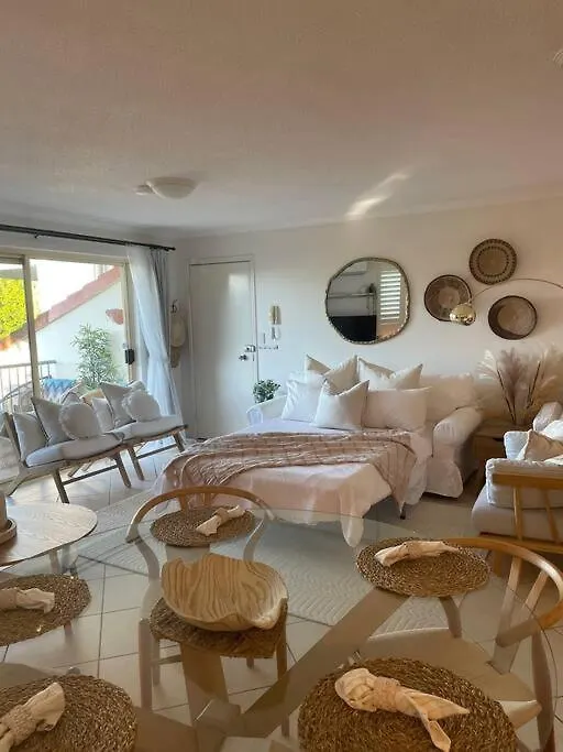 Ocean View Apartment! 300M To Beach. Pet Friendly. Alexandra Headland Apartment