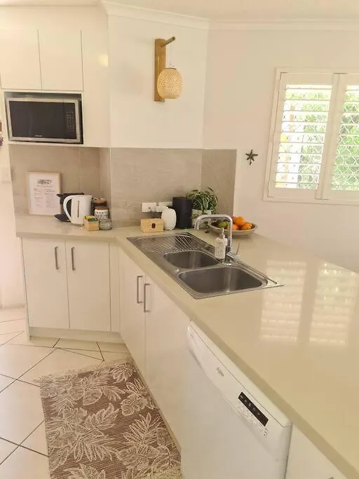 Ocean View Apartment! 300M To Beach. Pet Friendly. Alexandra Headland