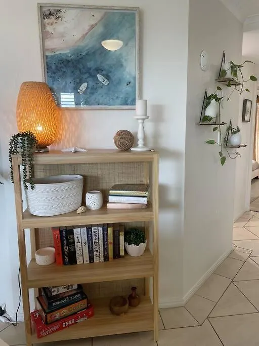 Apartment Ocean View Apartment! 300M To Beach. Pet Friendly. Alexandra Headland